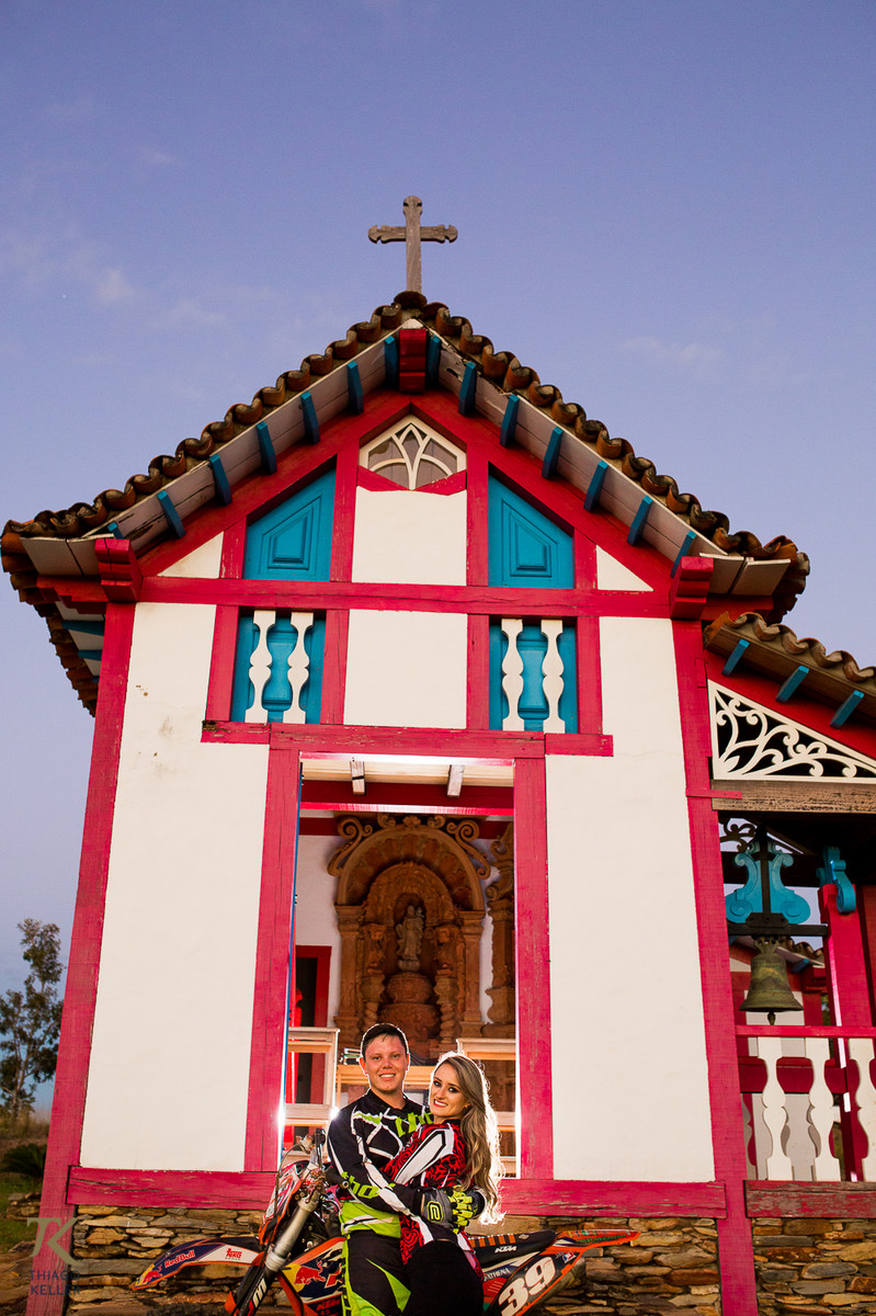 Fotografia para prévia de casamento de Ana Rita e Everton, realizada na Cachoeira Sarana, em Paracatu, Minas Gerais.