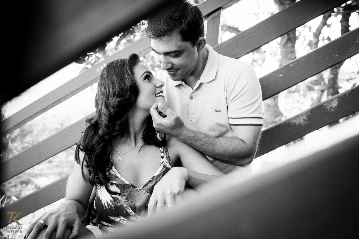 Fotografia de casal, sessão de fotos para casamento de Sabrina e Alberto na cidade de Três Marias em Minas Gerais.  Casal se olha apaixonado. Foto em preto e branco.