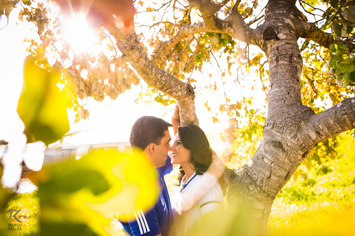 Fotografia de casal, sessão de fotos para casamento de Sabrina e Alberto na cidade de Três Marias em Minas Gerais.  Casal se olha apaixonado.
