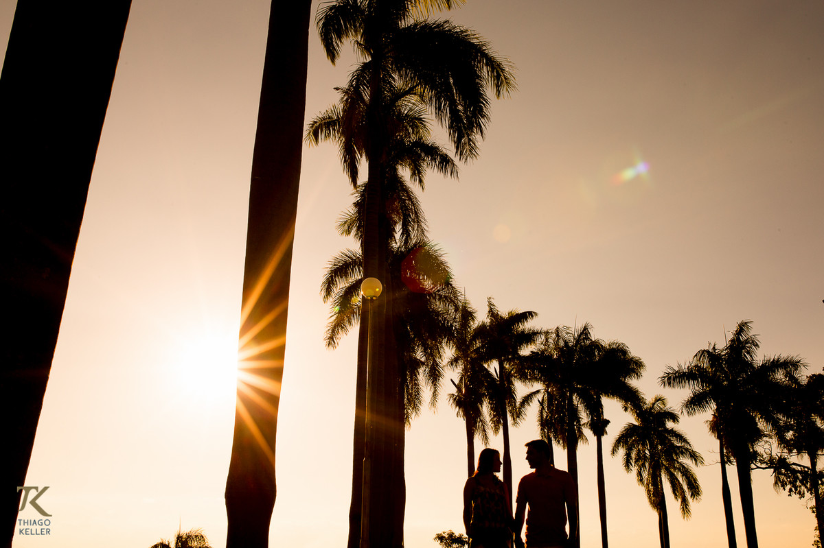 Fotografia de casal, sessão de fotos para casamento de Sabrina e Alberto na cidade de Três Marias em Minas Gerais.  Casal se caminha e ao fundo por do sol.