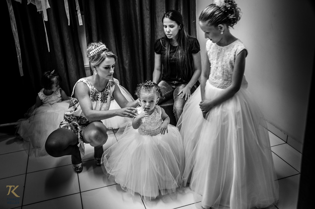 Fotografia de casamento de Ana Rita e Everton. Noiva com daminhas.