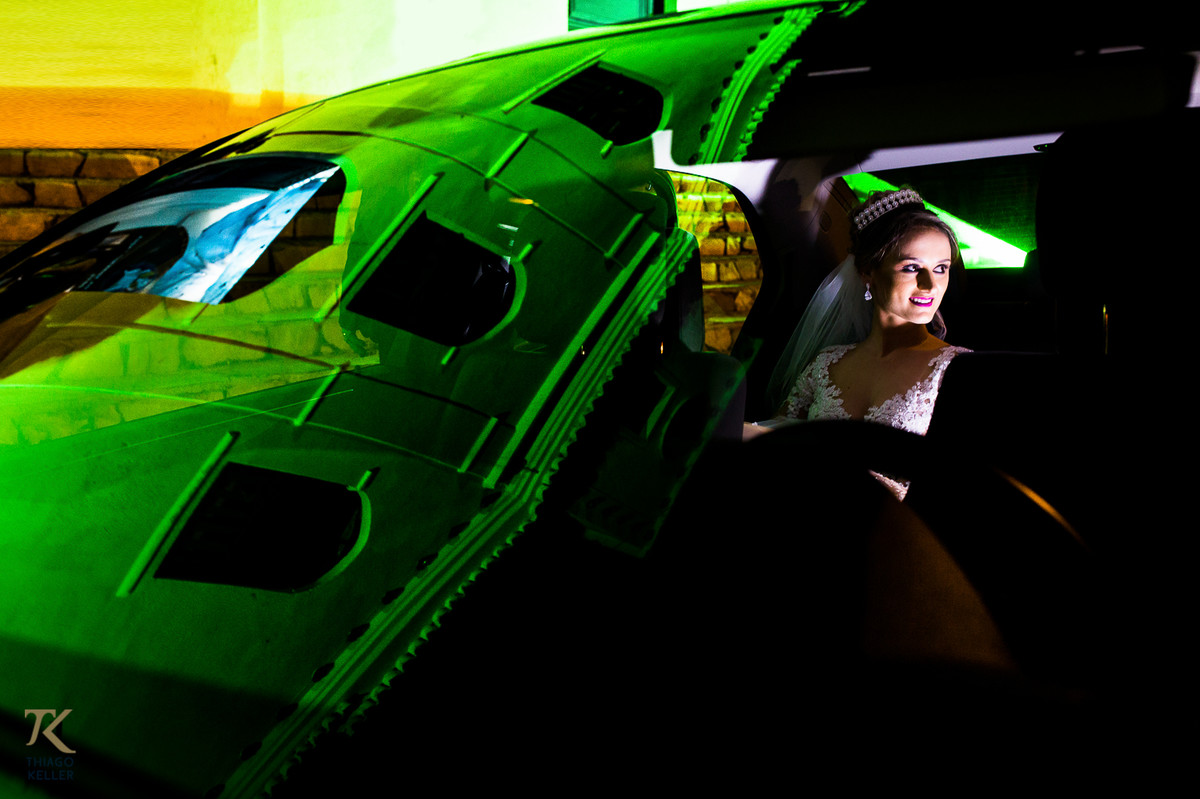 Fotografia de casamento de Ana Rita e Everton. Noiva aguardando para entrar dentro de uma Mercedes.