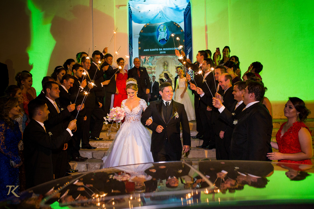 Fotografia de casamento de Ana Rita e Everton. Casal saindo da igreja.