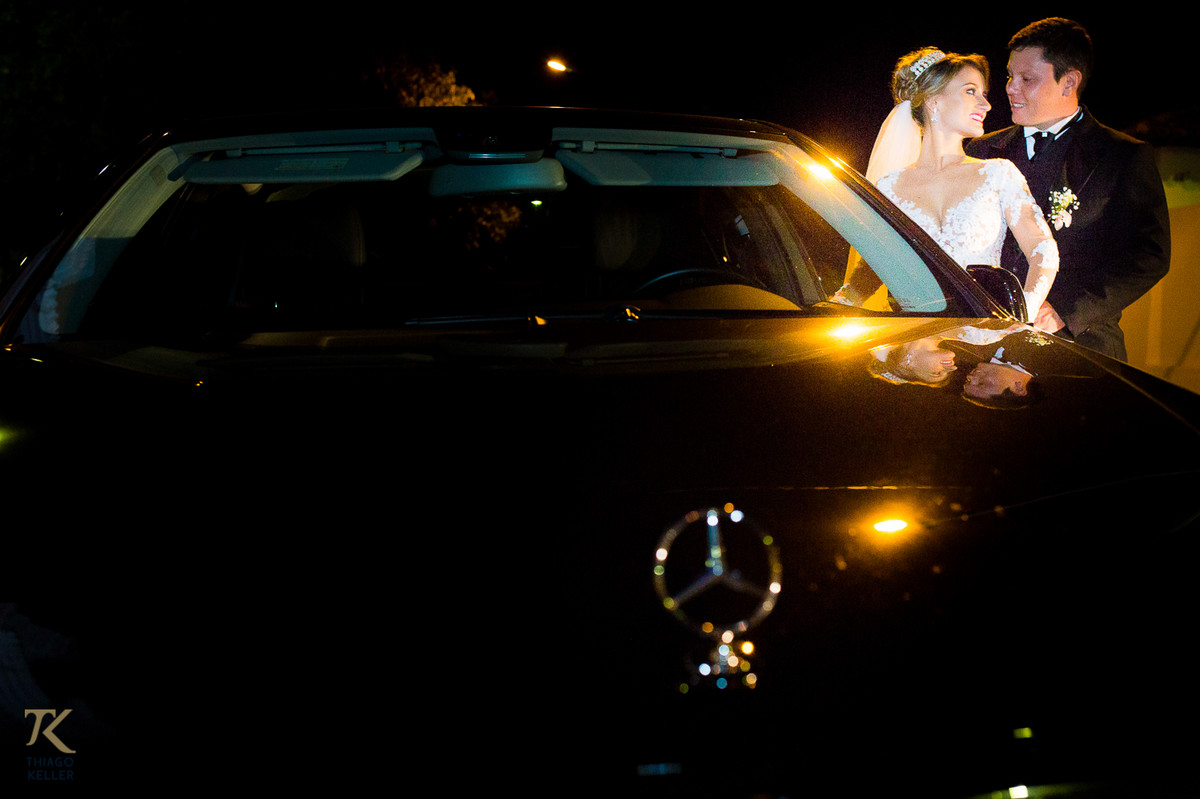 Fotografia de casamento de Ana Rita e Everton. Casal dentro da Mercedes.