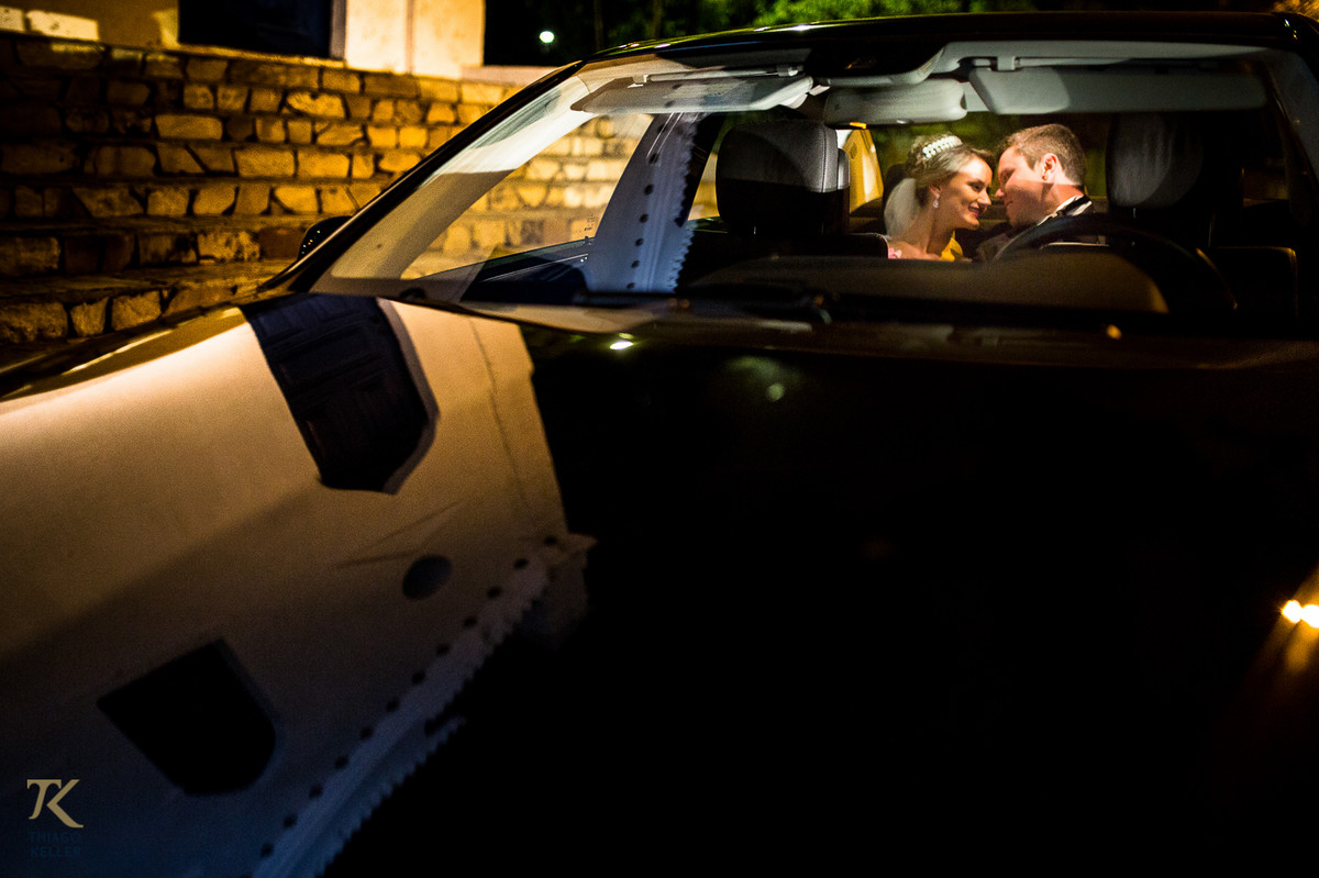 Fotografia de casamento de Ana Rita e Everton. Casal dentro de uma Mercedes.