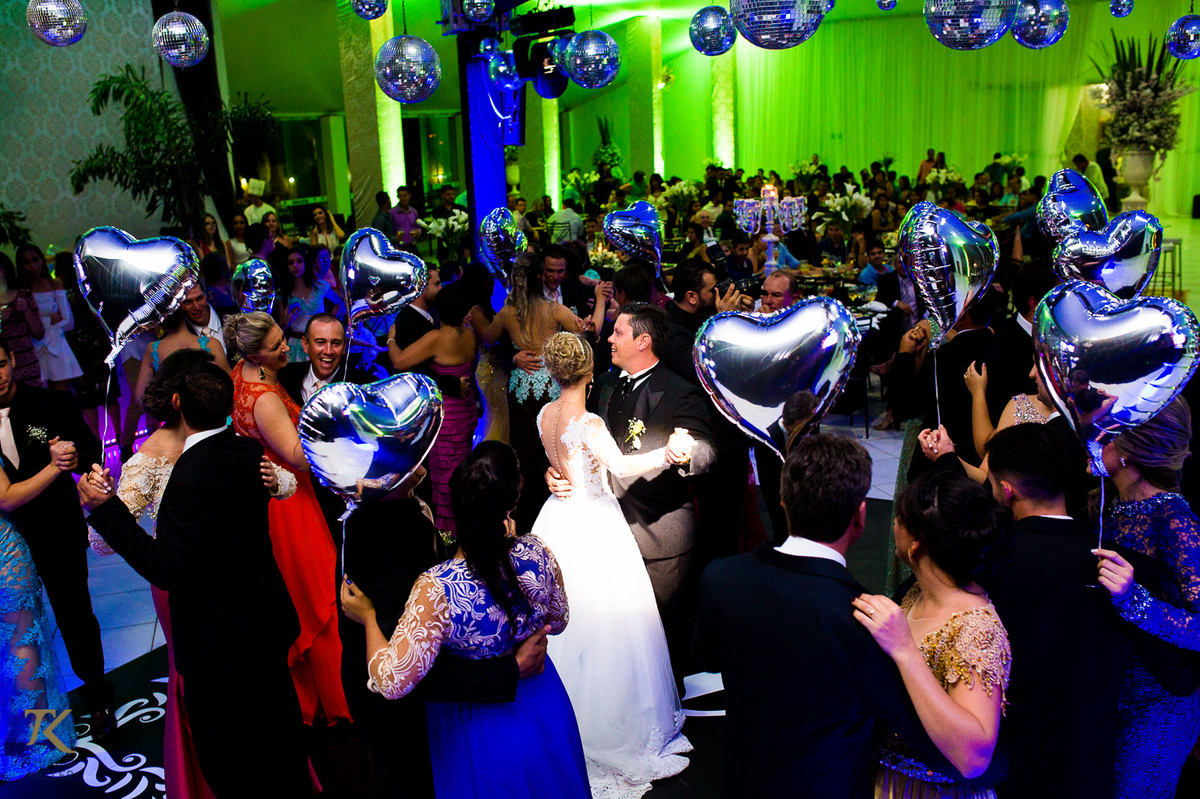 Fotografia de casamento de Ana Rita e Everton. Casal na ista de dança.