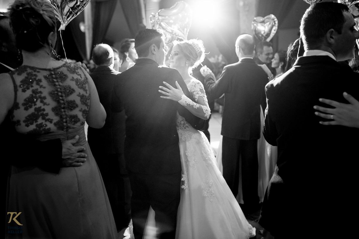 Fotografia de casamento de Ana Rita e Everton. Casal dançando.