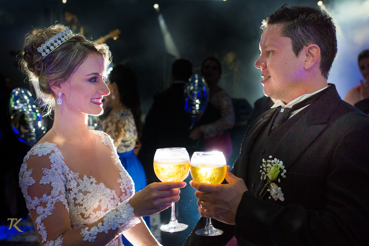 Fotografia de casamento de Ana Rita e Everton. Casal brindando.