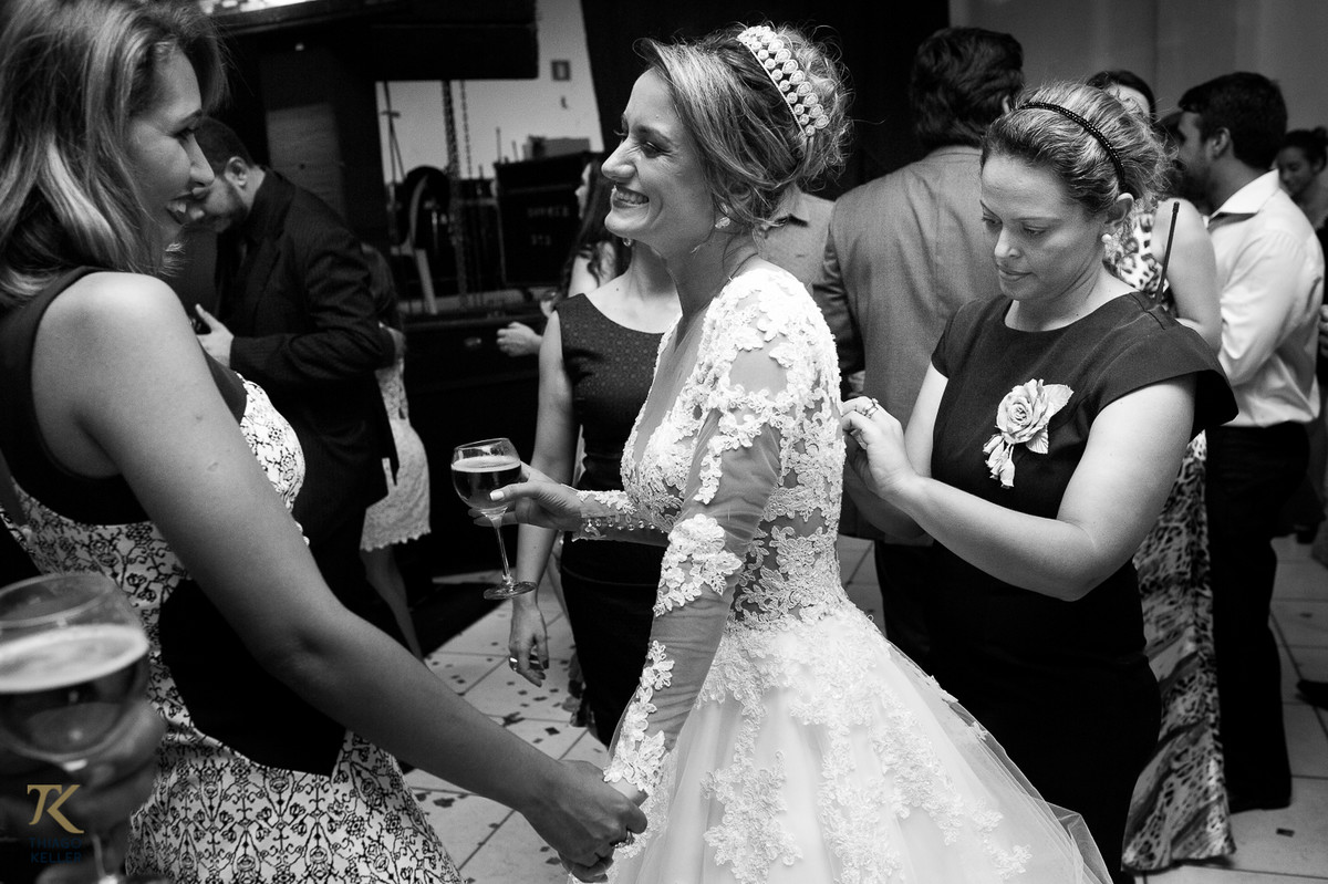 Fotografia de casamento de Ana Rita e Everton. Noiva sorrindo.