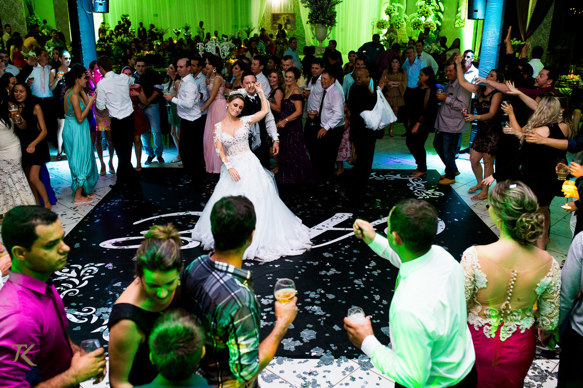 Fotografia de casamento de Ana Rita e Everton. Noiva dançando.