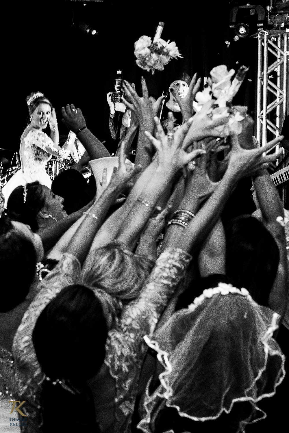 Fotografia de casamento de Ana Rita e Everton. Noiva jogando o buquê.