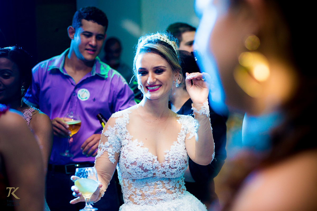 Fotografia de casamento de Ana Rita e Everton. Noiva dançando.