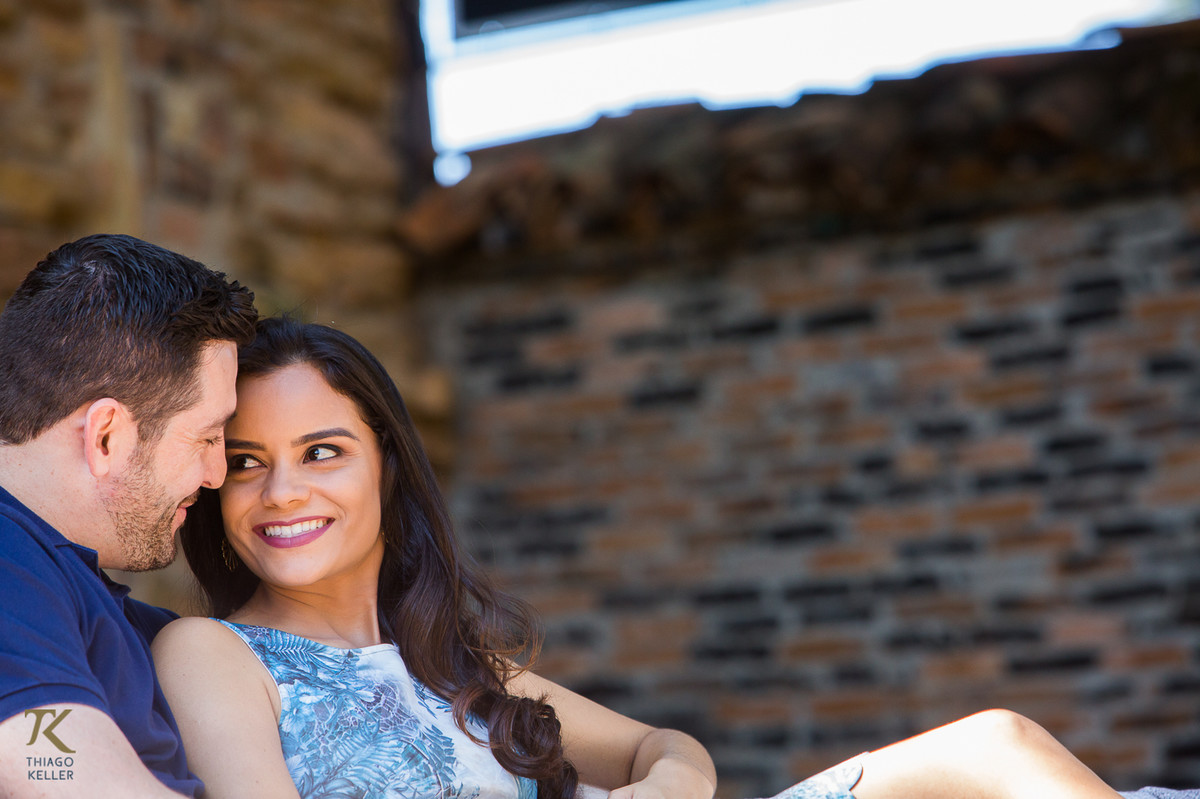 Casal apaixonado se olha