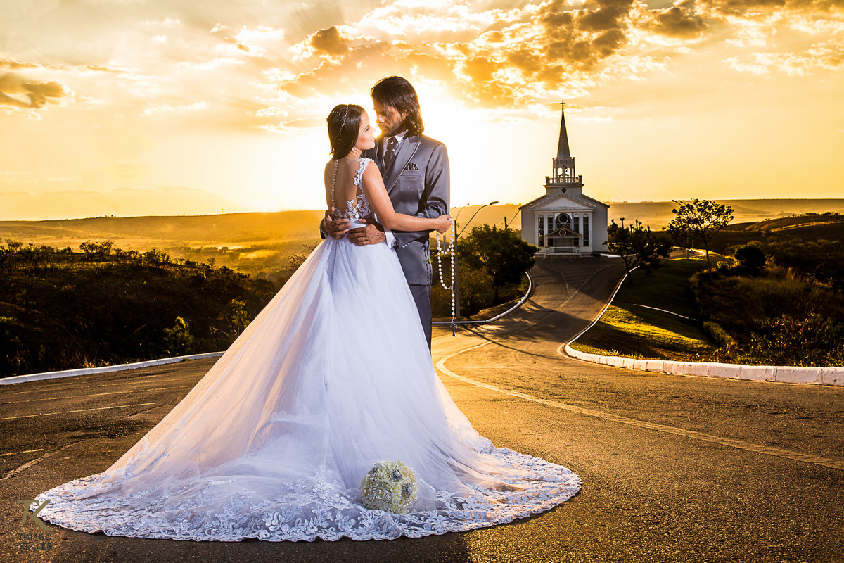 casal abraçados olhando um para o outro  registrado pelo fotógrafo de casamentos Thiago Keller Brasília DF num belo por do sol