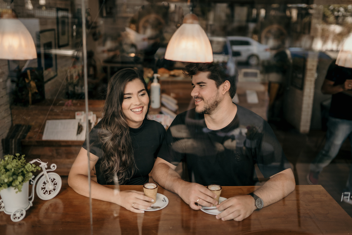 cafeteria kingdom coffee, pré wedding, João Pessoa, pré wedding na cafeteria, fotos de casal espontâneas, 