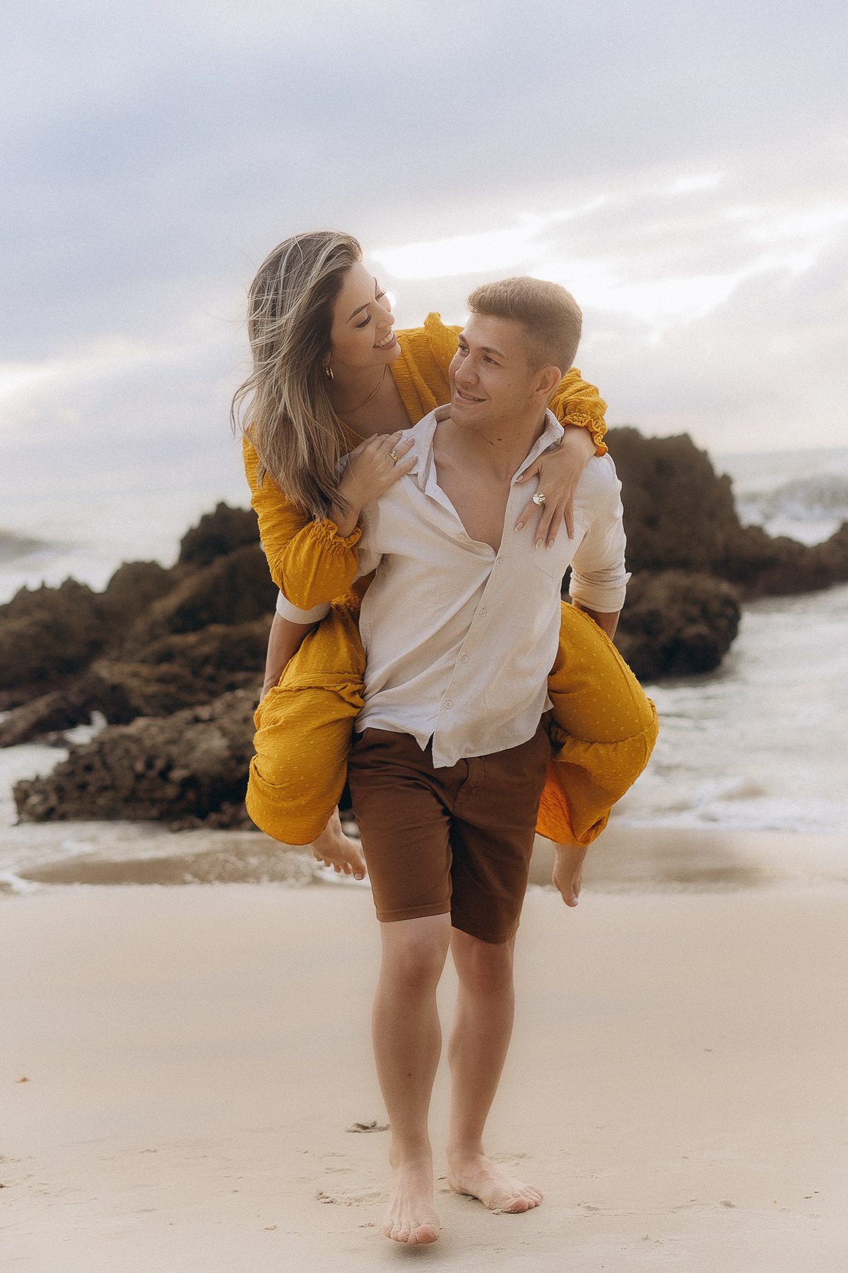 pré wedding, praia de tambaba, ensaio casal praia de tambaba, fotos ao nascer do sol, João Pessoa, litoral sul da paraíba, fotos espontâneas, fotos de pré wedding na praia, pra de coqueirinho,