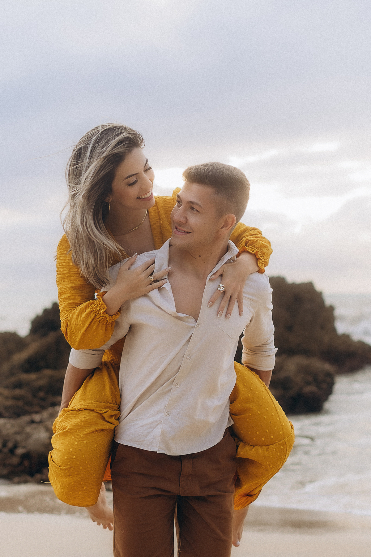 pré wedding, praia de tambaba, ensaio casal praia de tambaba, fotos ao nascer do sol, João Pessoa, litoral sul da paraíba, fotos espontâneas, fotos de pré wedding na praia, pra de coqueirinho,