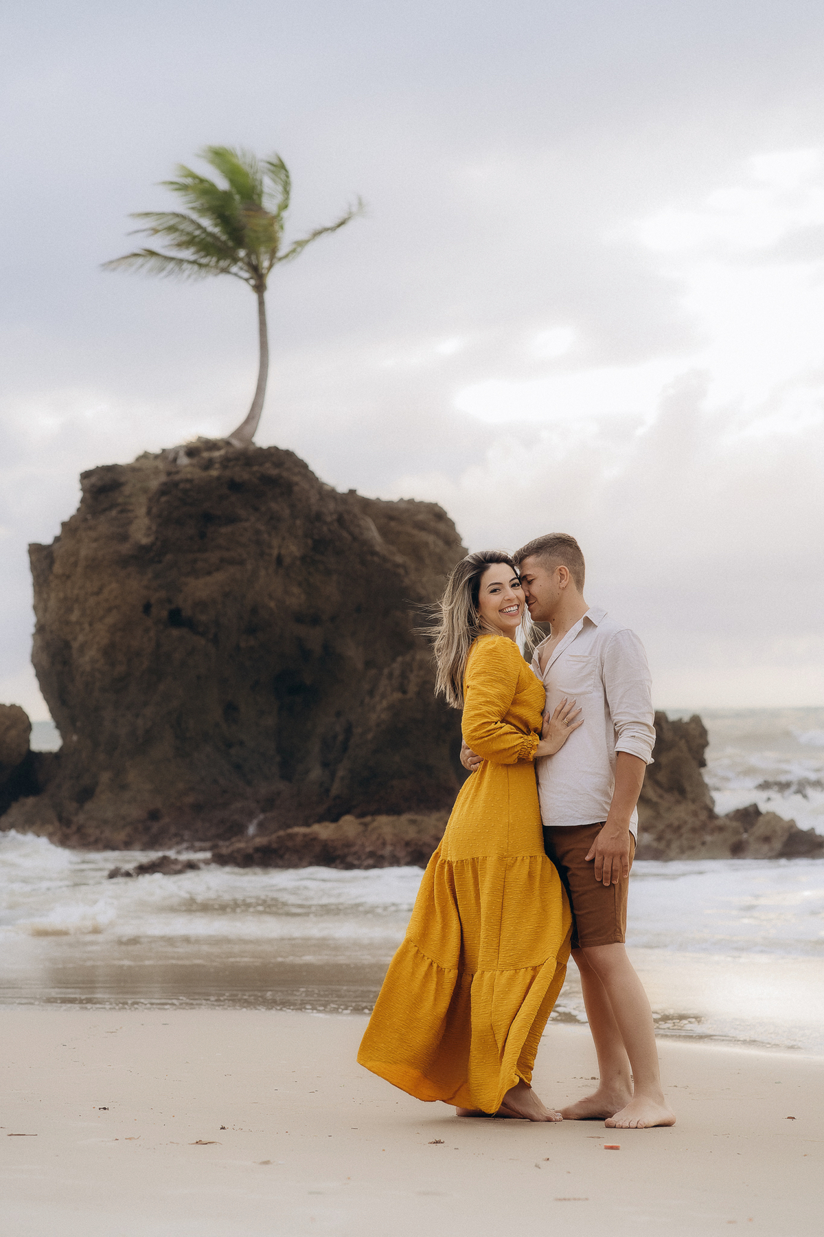 pré wedding, praia de tambaba, ensaio casal praia de tambaba, fotos ao nascer do sol, João Pessoa, litoral sul da paraíba, fotos espontâneas, fotos de pré wedding na praia, pra de coqueirinho,