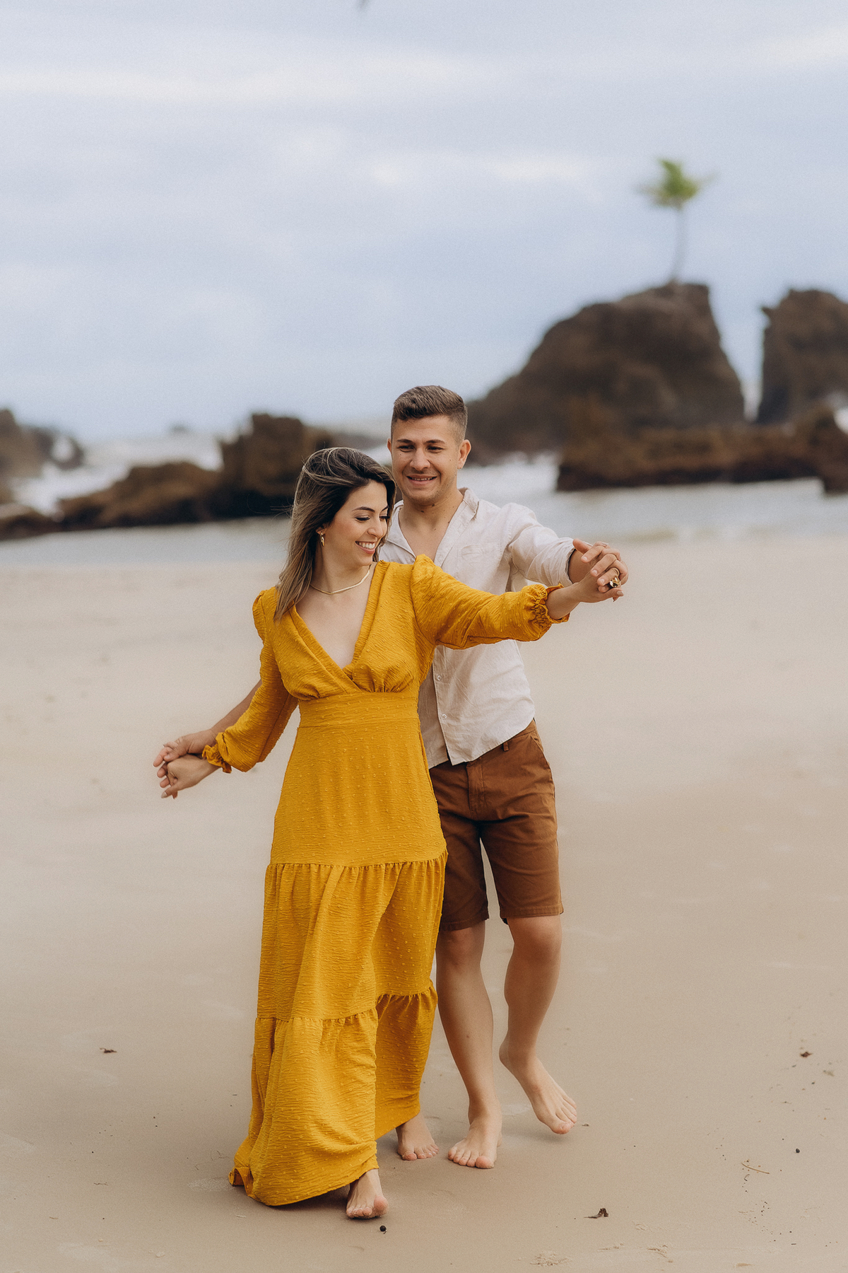 pré wedding, praia de tambaba, ensaio casal praia de tambaba, fotos ao nascer do sol, João Pessoa, litoral sul da paraíba, fotos espontâneas, fotos de pré wedding na praia, pra de coqueirinho,