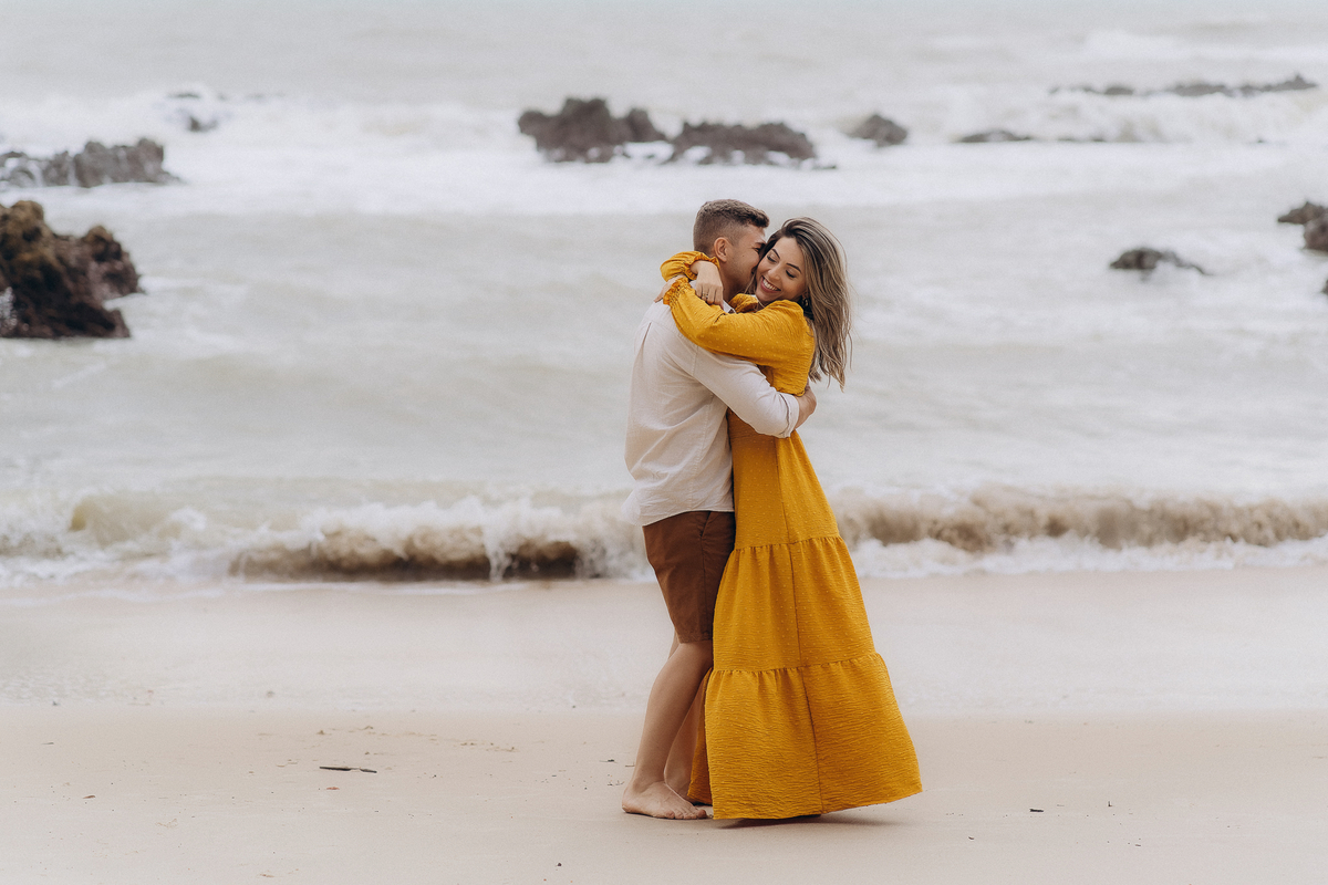 pré wedding, praia de tambaba, ensaio casal praia de tambaba, fotos ao nascer do sol, João Pessoa, litoral sul da paraíba, fotos espontâneas, fotos de pré wedding na praia, pra de coqueirinho,