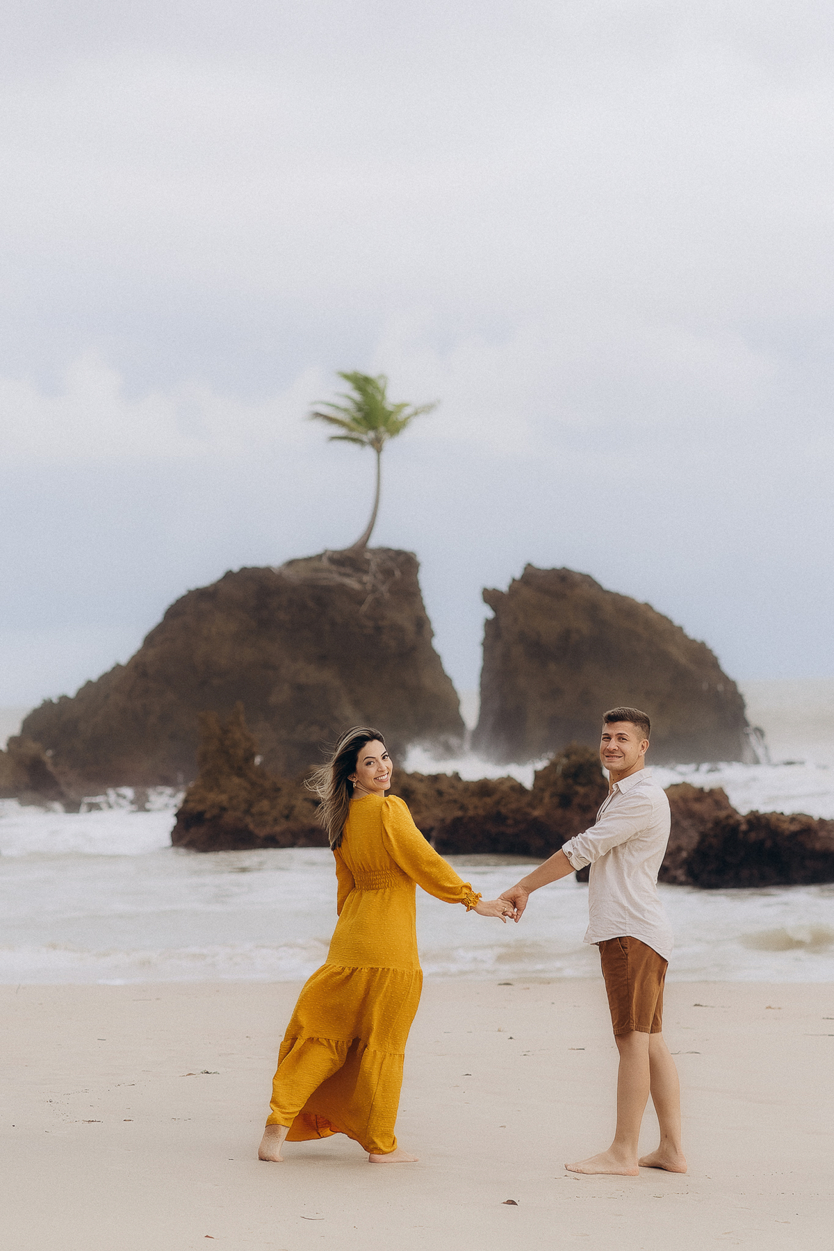 pré wedding, praia de tambaba, ensaio casal praia de tambaba, fotos ao nascer do sol, João Pessoa, litoral sul da paraíba, fotos espontâneas, fotos de pré wedding na praia, pra de coqueirinho,