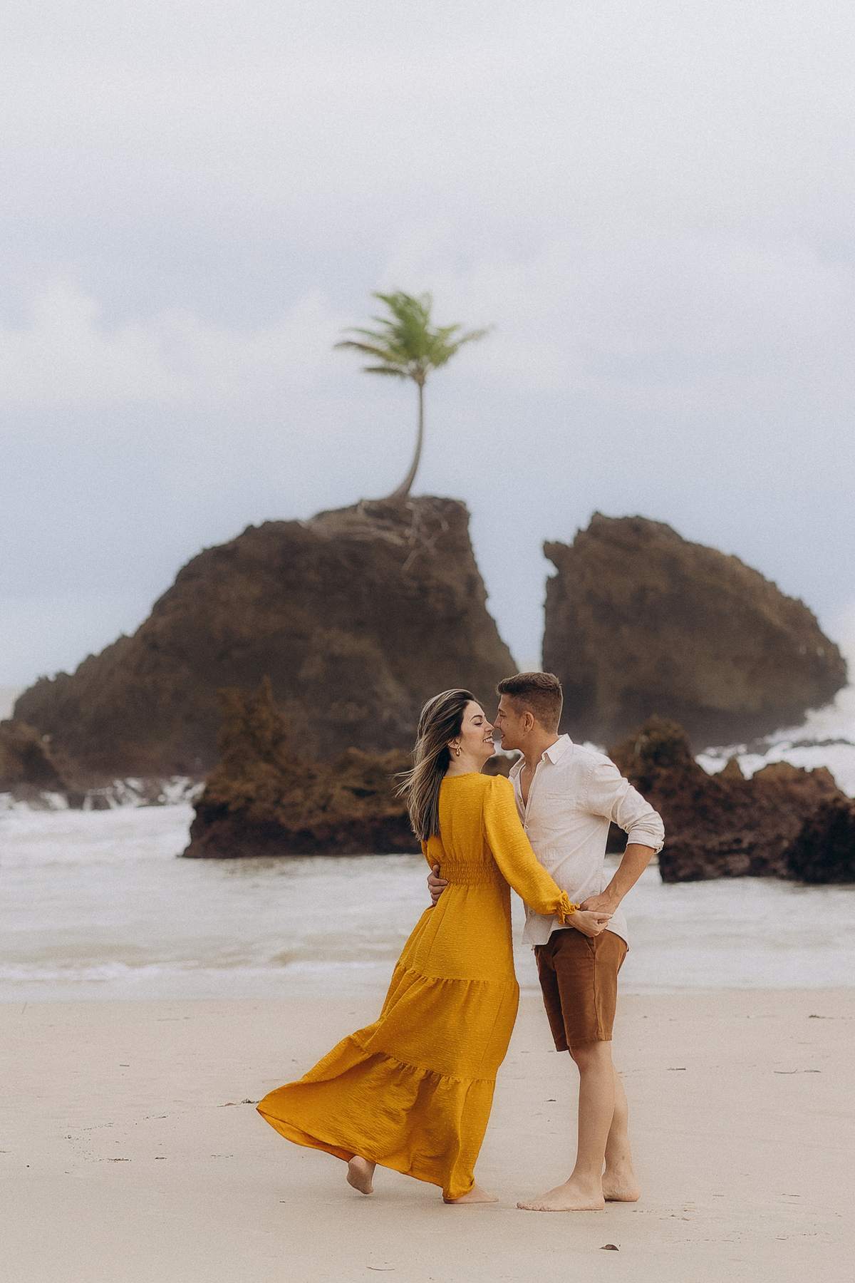 pré wedding, praia de tambaba, ensaio casal praia de tambaba, fotos ao nascer do sol, João Pessoa, litoral sul da paraíba, fotos espontâneas, fotos de pré wedding na praia, pra de coqueirinho,