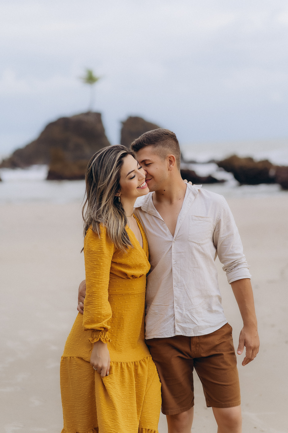 pré wedding, praia de tambaba, ensaio casal praia de tambaba, fotos ao nascer do sol, João Pessoa, litoral sul da paraíba, fotos espontâneas, fotos de pré wedding na praia, pra de coqueirinho,