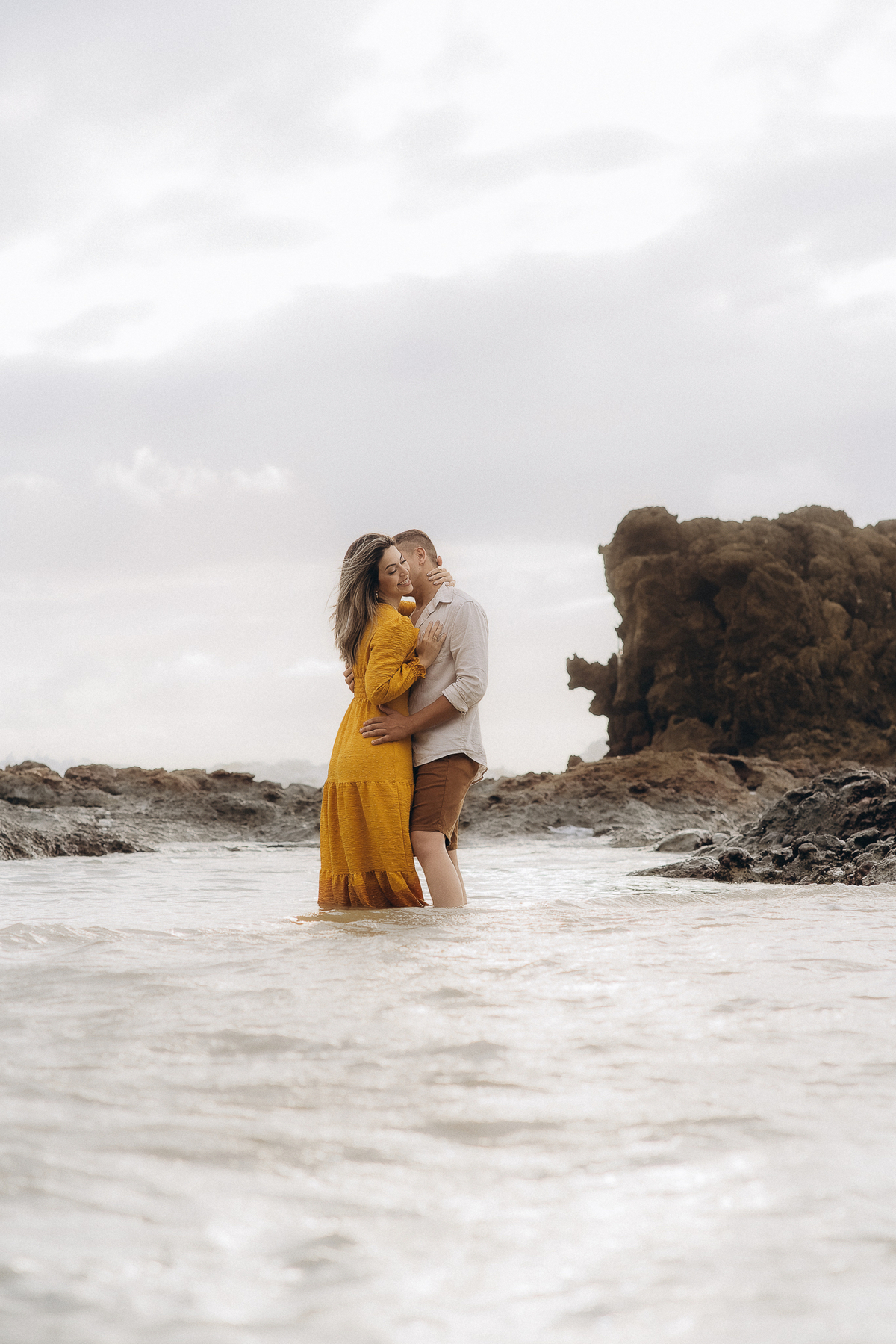 pré wedding, praia de tambaba, ensaio casal praia de tambaba, fotos ao nascer do sol, João Pessoa, litoral sul da paraíba, fotos espontâneas, fotos de pré wedding na praia, pra de coqueirinho,