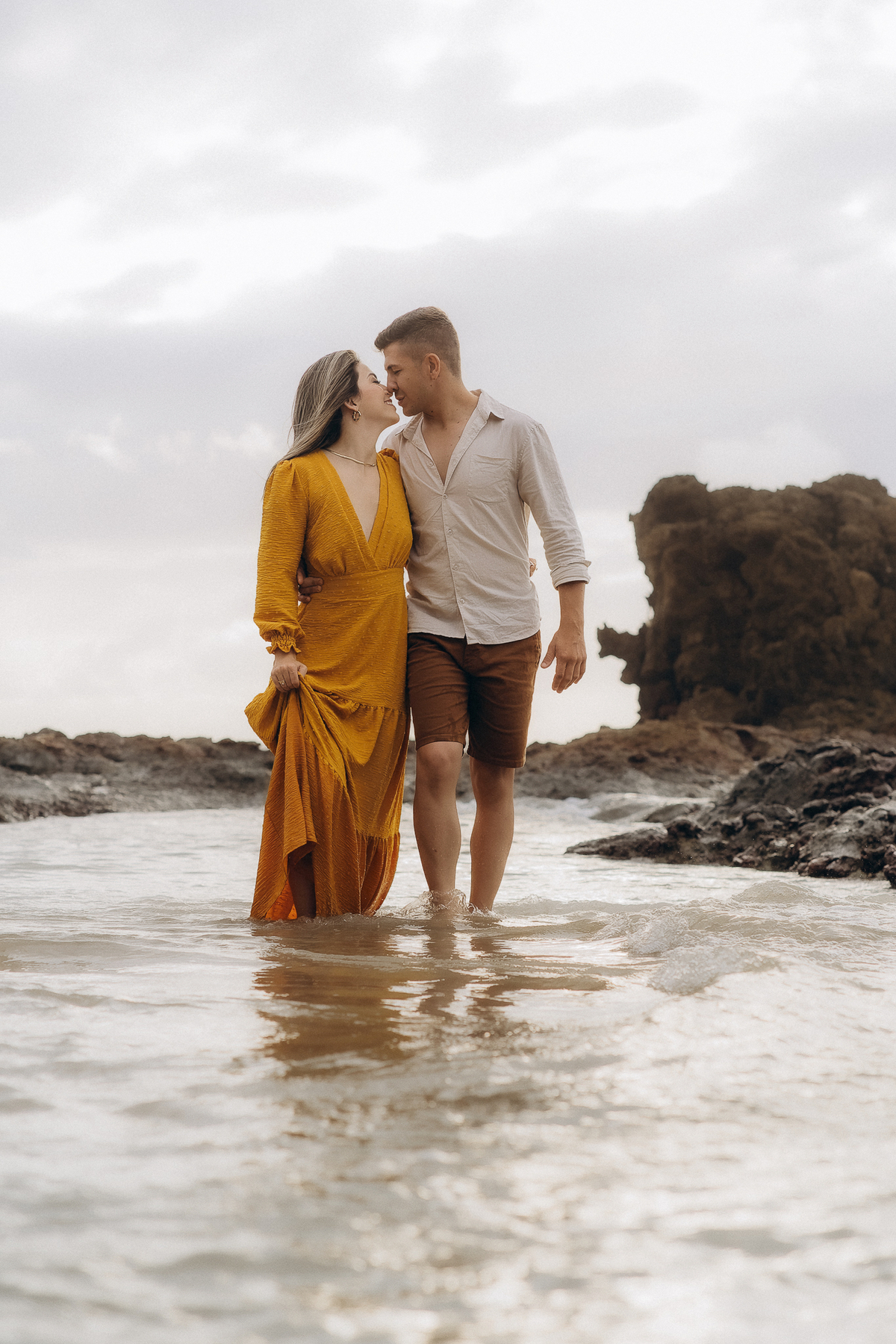 pré wedding, praia de tambaba, ensaio casal praia de tambaba, fotos ao nascer do sol, João Pessoa, litoral sul da paraíba, fotos espontâneas, fotos de pré wedding na praia, pra de coqueirinho,