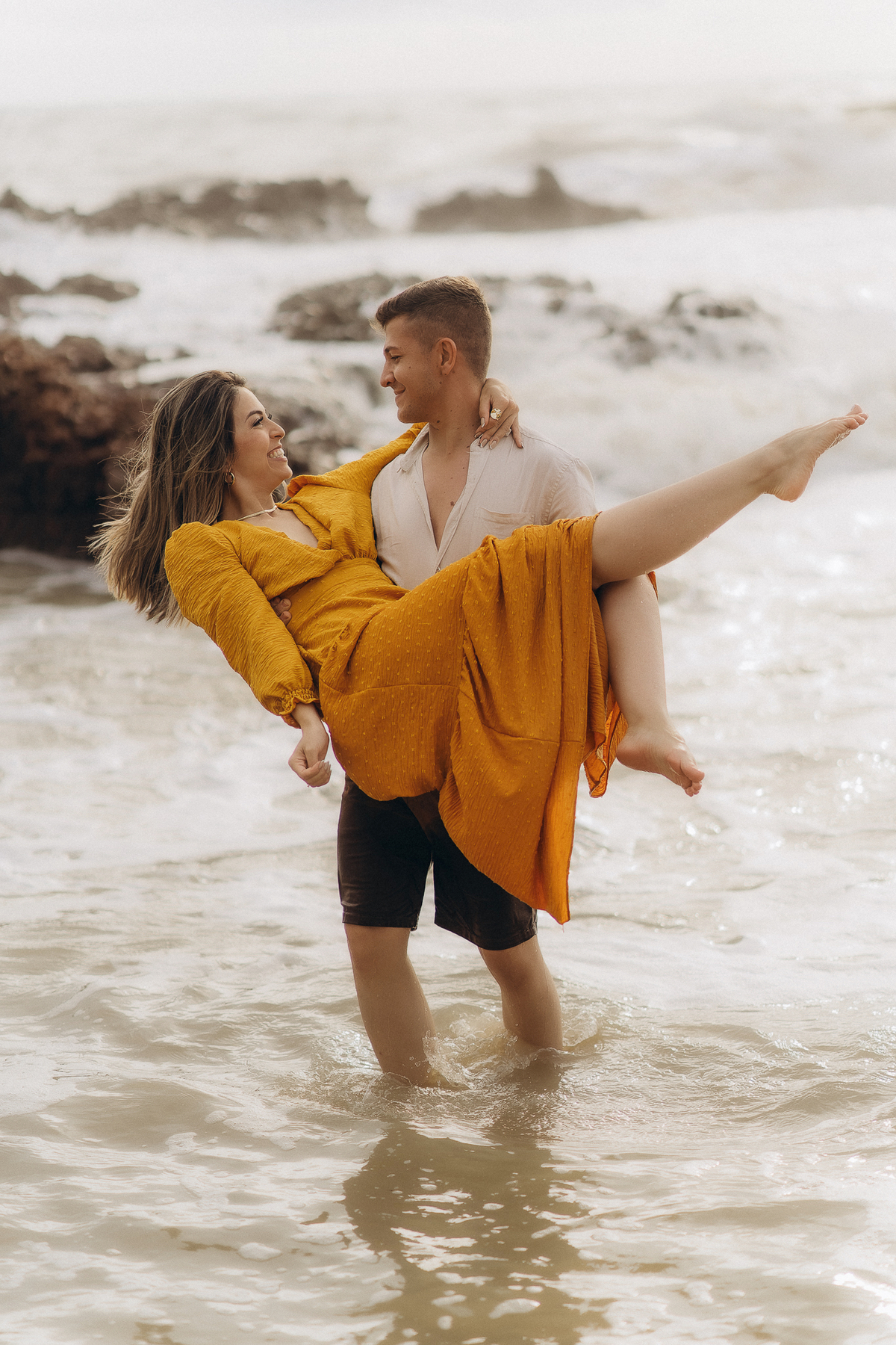 pré wedding, praia de tambaba, ensaio casal praia de tambaba, fotos ao nascer do sol, João Pessoa, litoral sul da paraíba, fotos espontâneas, fotos de pré wedding na praia, pra de coqueirinho,