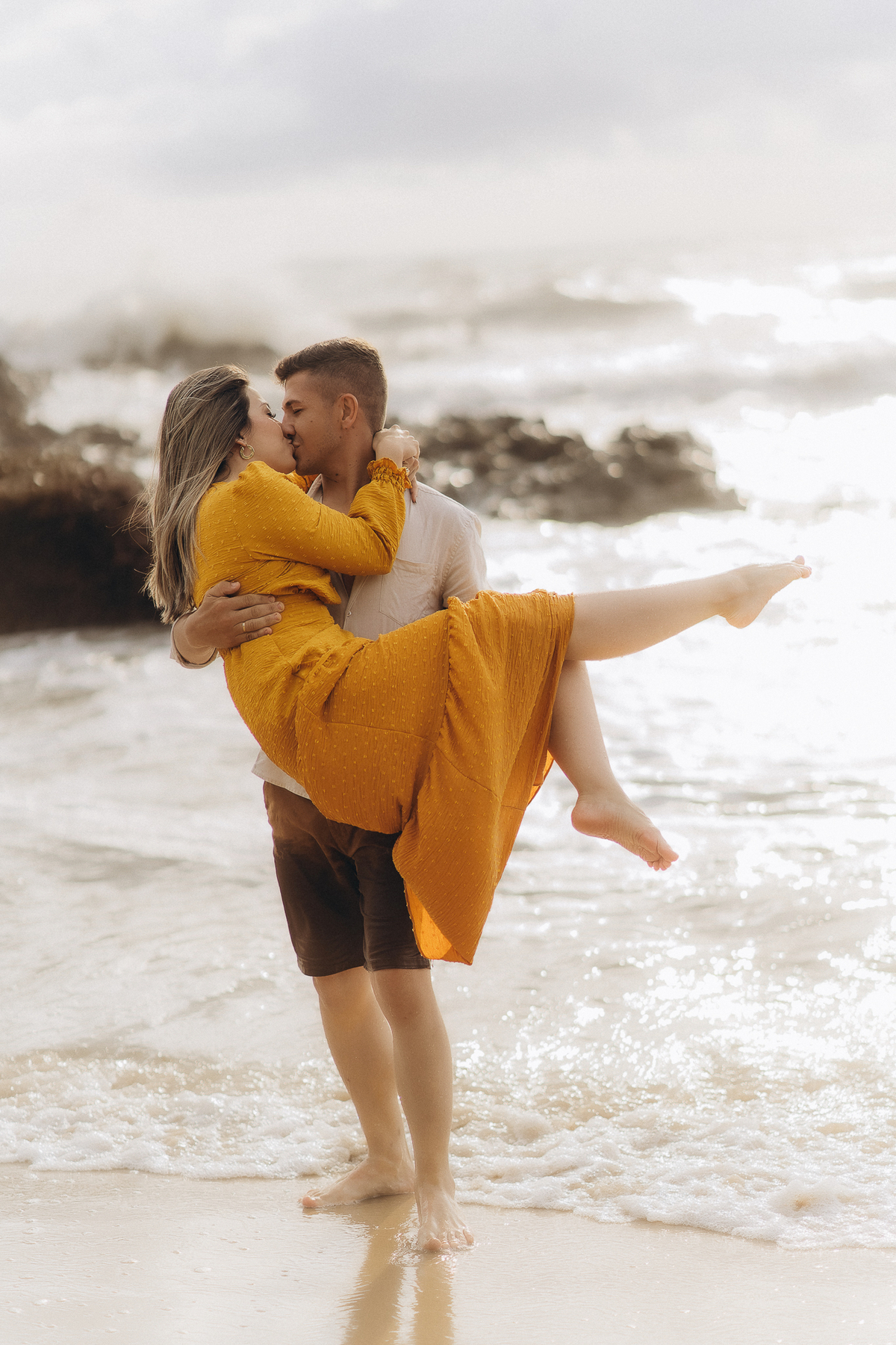 pré wedding, praia de tambaba, ensaio casal praia de tambaba, fotos ao nascer do sol, João Pessoa, litoral sul da paraíba, fotos espontâneas, fotos de pré wedding na praia, pra de coqueirinho,