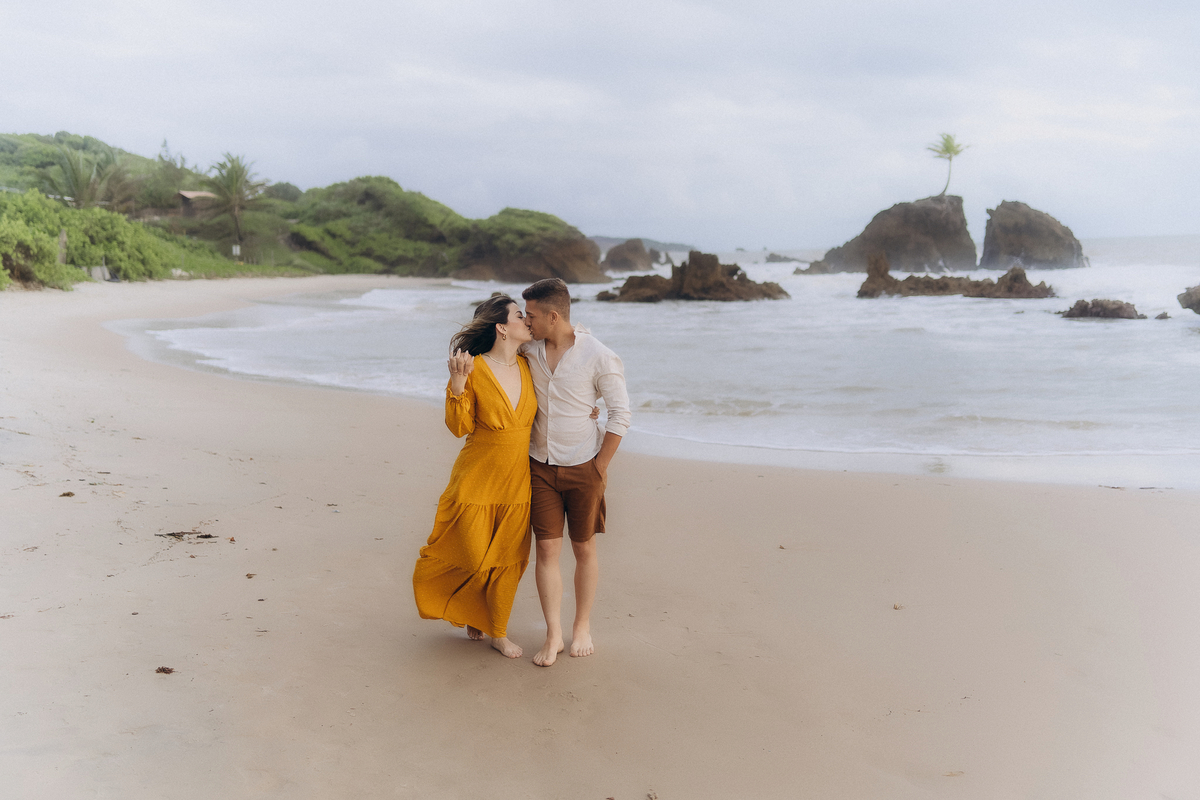 pré wedding, praia de tambaba, ensaio casal praia de tambaba, fotos ao nascer do sol, João Pessoa, litoral sul da paraíba, fotos espontâneas, fotos de pré wedding na praia, pra de coqueirinho,