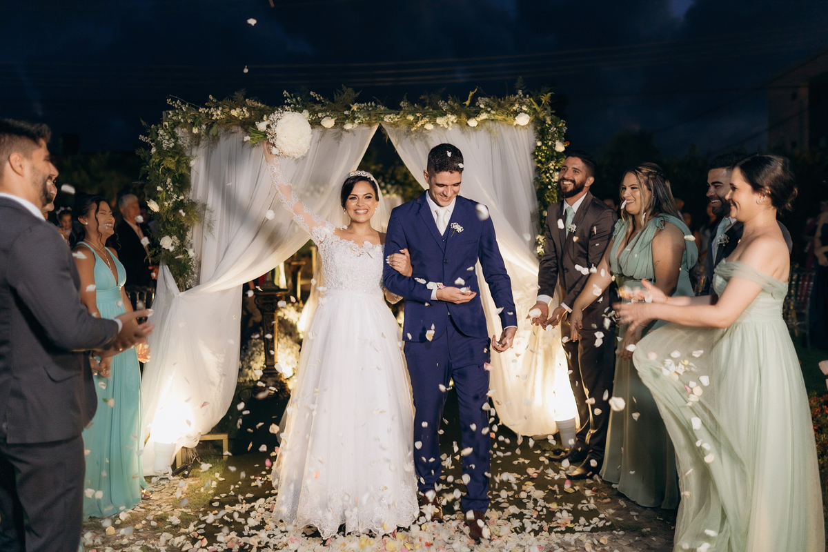 casamento de dia, lá tertulia, João Pessoa, Lá Tertulia recepções, beijo de casamento, saída dos noivos 