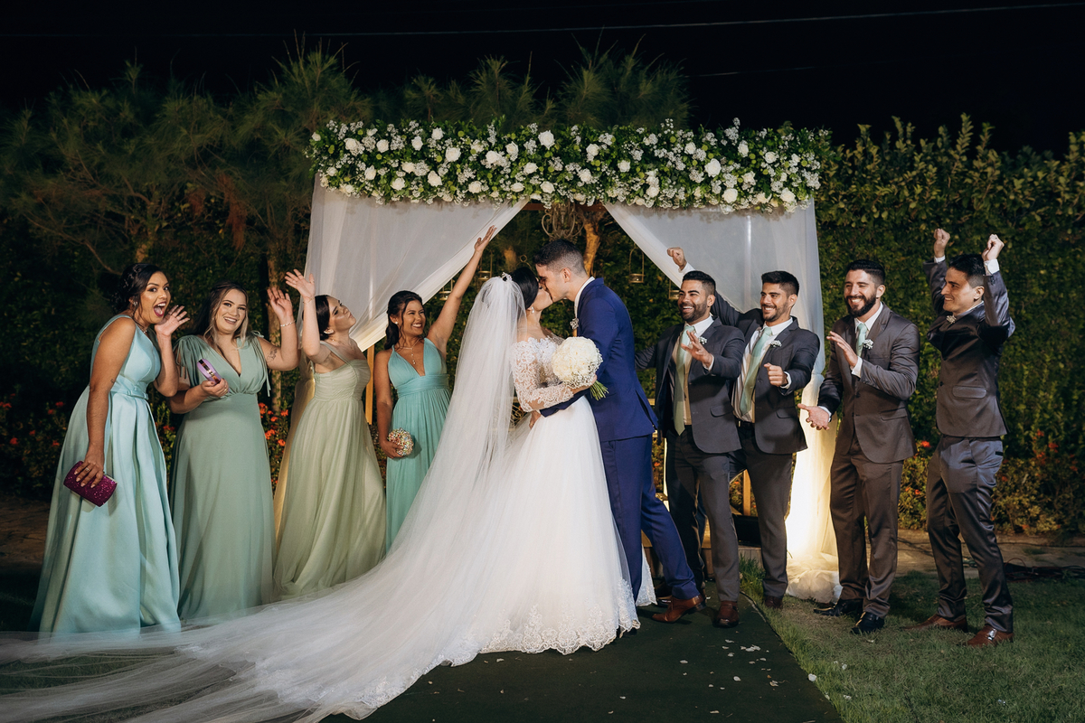 casamento de dia, lá tertulia, João Pessoa, Lá Tertulia recepções, beijo de casamento, saída dos noivos , padrinhos de casamento