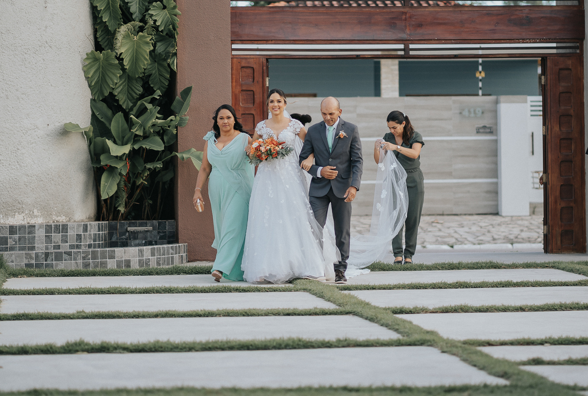casamento de dia, porto castelo, Santa Rita,  momento de emoção no casamento, cerimonia de casamento de dia,  entrada da noiva