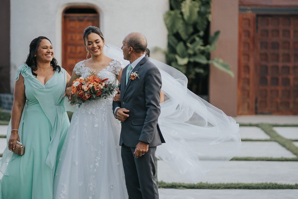 casamento de dia, porto castelo, Santa Rita,  momento de emoção no casamento, cerimonia de casamento de dia,  entrada da noiva