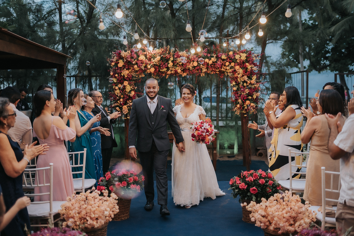 casamento de dia, praia de cabo branco, solar cabo branco, João Pessoa, casare cerimonial, michelle rosenstock, casamento emocionante, noivos emocionados, bolhas de sabão, saída dos noivos com bolha de sabão,