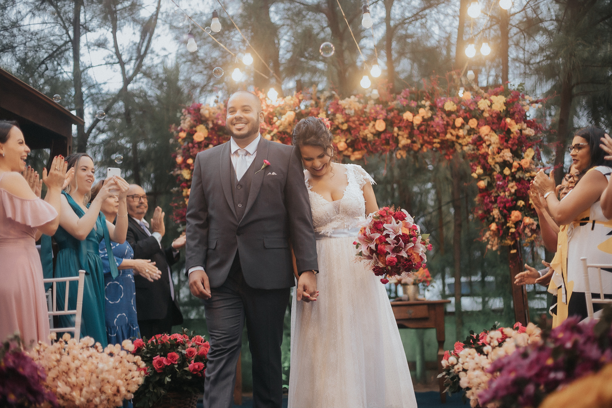 casamento de dia, praia de cabo branco, solar cabo branco, João Pessoa, casare cerimonial, michelle rosenstock, casamento emocionante, noivos emocionados, bolhas de sabão, saída dos noivos com bolha de sabão,