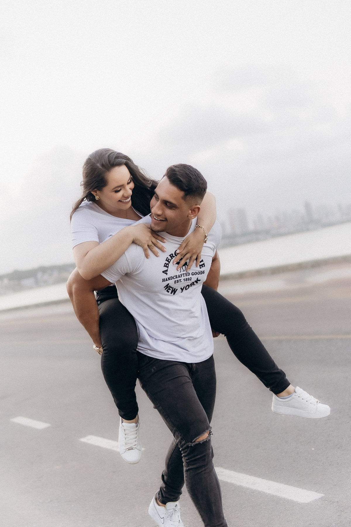 pre wedding ao ar livre em João Pessoa, pré wedding praia do cabo branco, por do sol, praia do cabo branco, pré casamento, ensaio casal, solar cabo branco recepções, João Pessoa, Daniel Araujo fotografia,