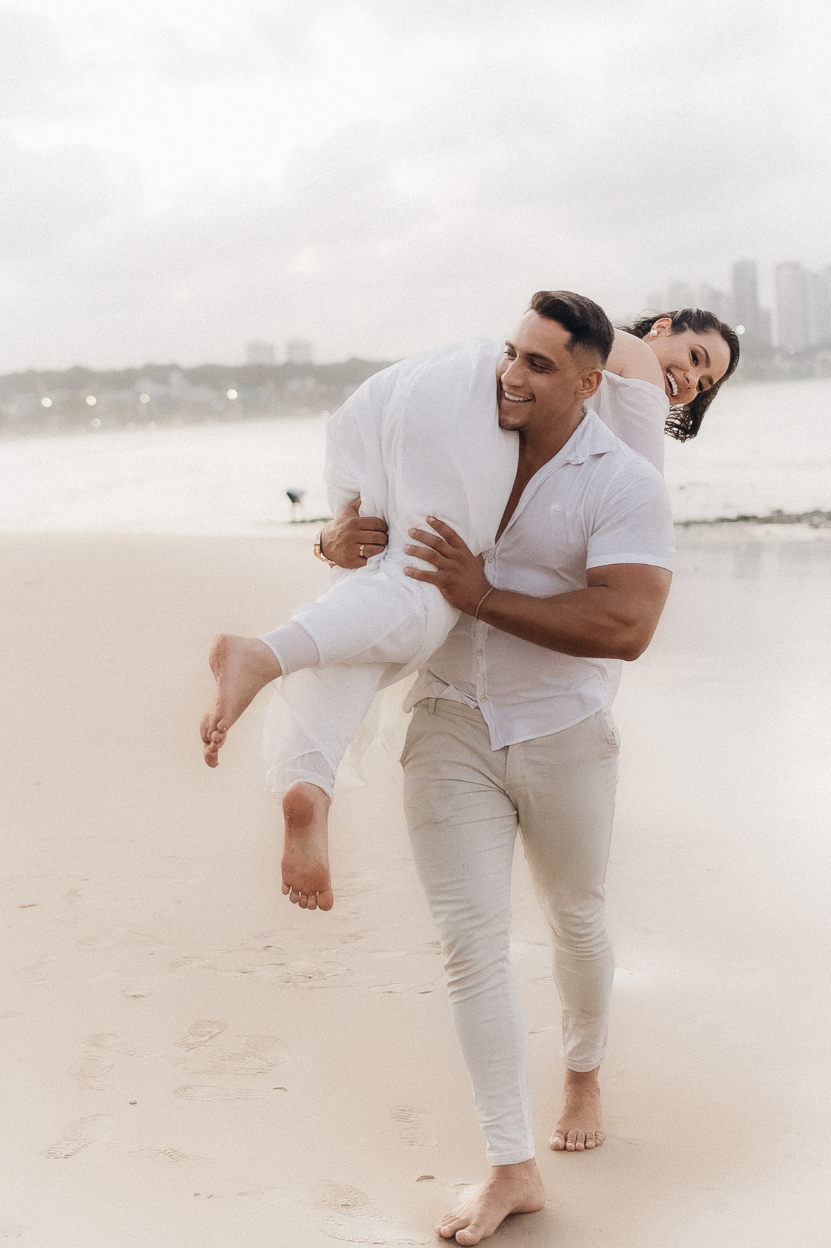 pre wedding ao ar livre em João Pessoa, pré wedding praia do cabo branco, por do sol, praia do cabo branco, pré casamento, ensaio casal, solar cabo branco recepções, João Pessoa, Daniel Araujo fotografia,