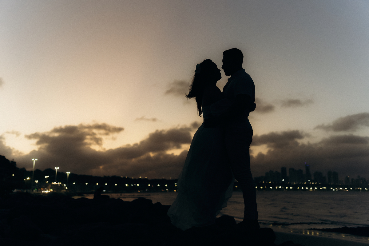 pre wedding ao ar livre em João Pessoa, pré wedding praia do cabo branco, por do sol, praia do cabo branco, pré casamento, ensaio casal, solar cabo branco recepções, João Pessoa, Daniel Araujo fotografia, silhueta, Gulliver mar,