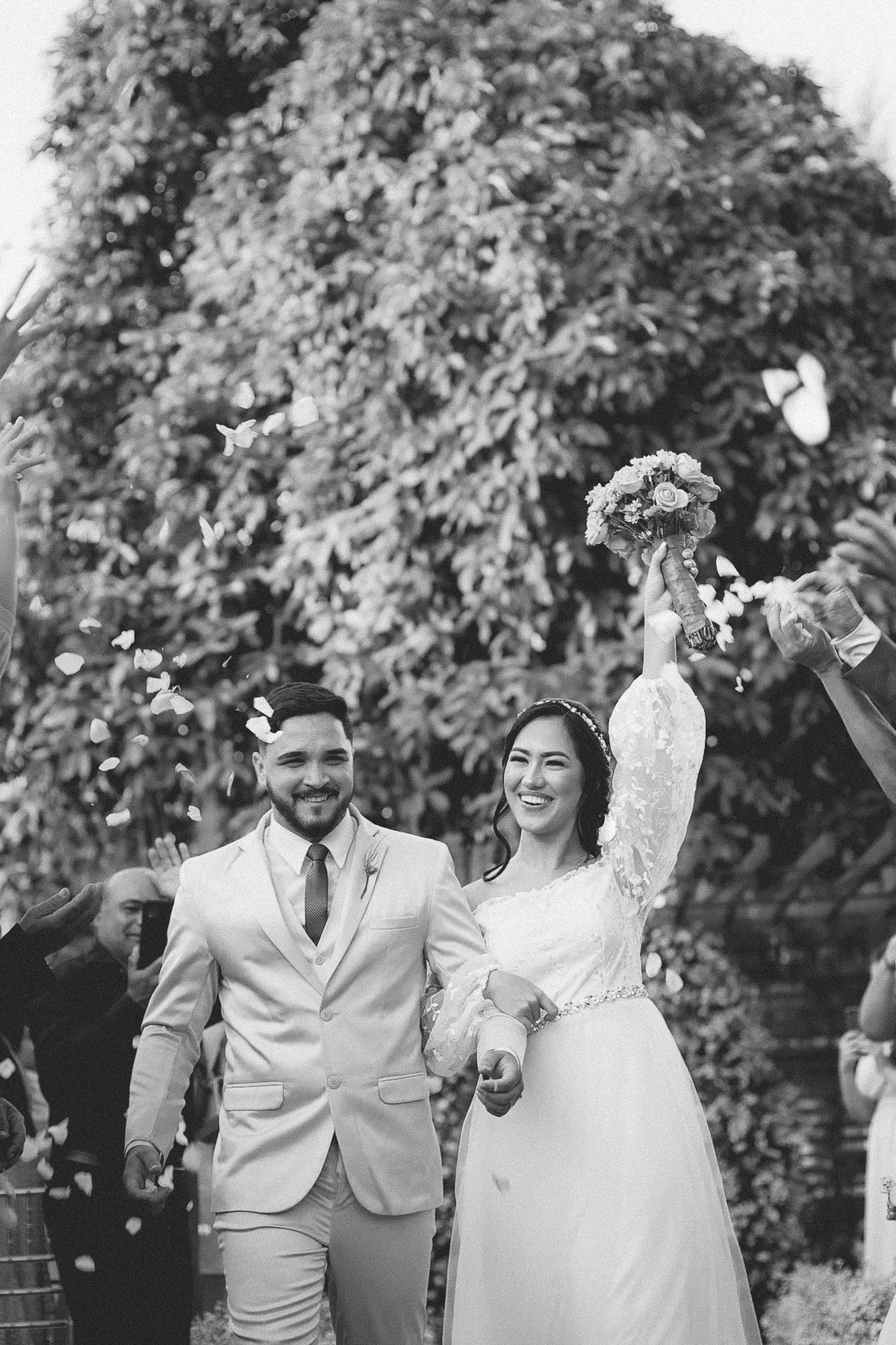 casamento de dia, porto castelo, Santa Rita, noivos emocionados, saída dos noivos