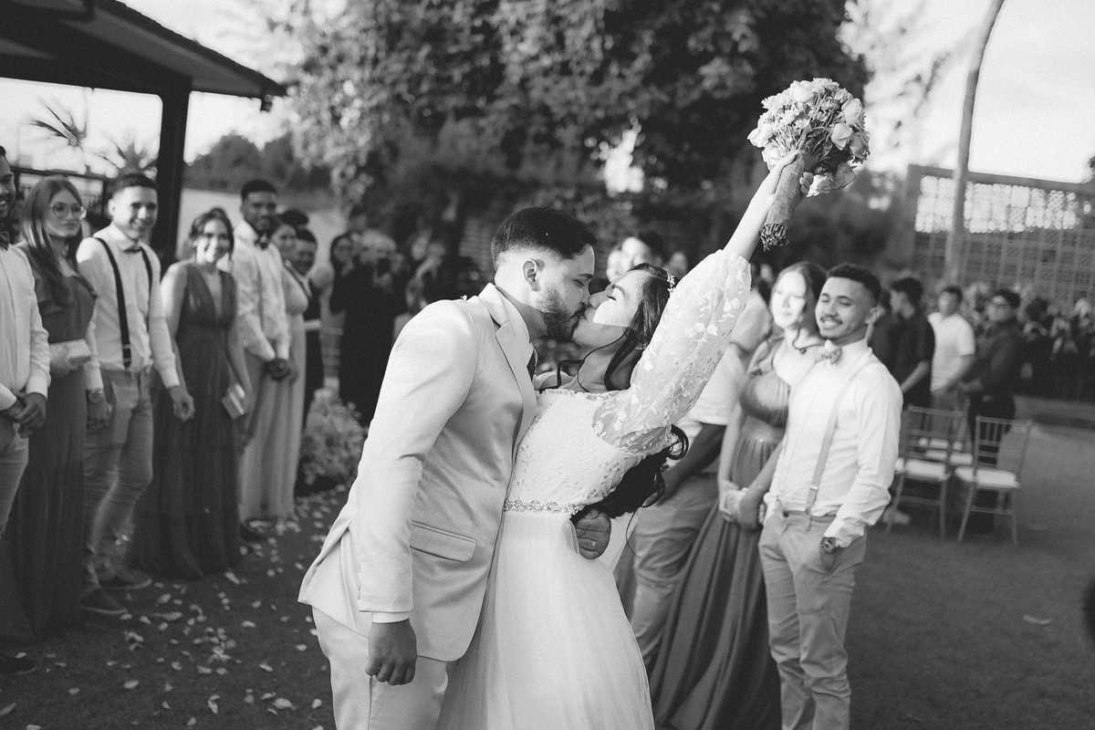 casamento de dia, porto castelo, Santa Rita, noivos emocionados, saída dos noivos