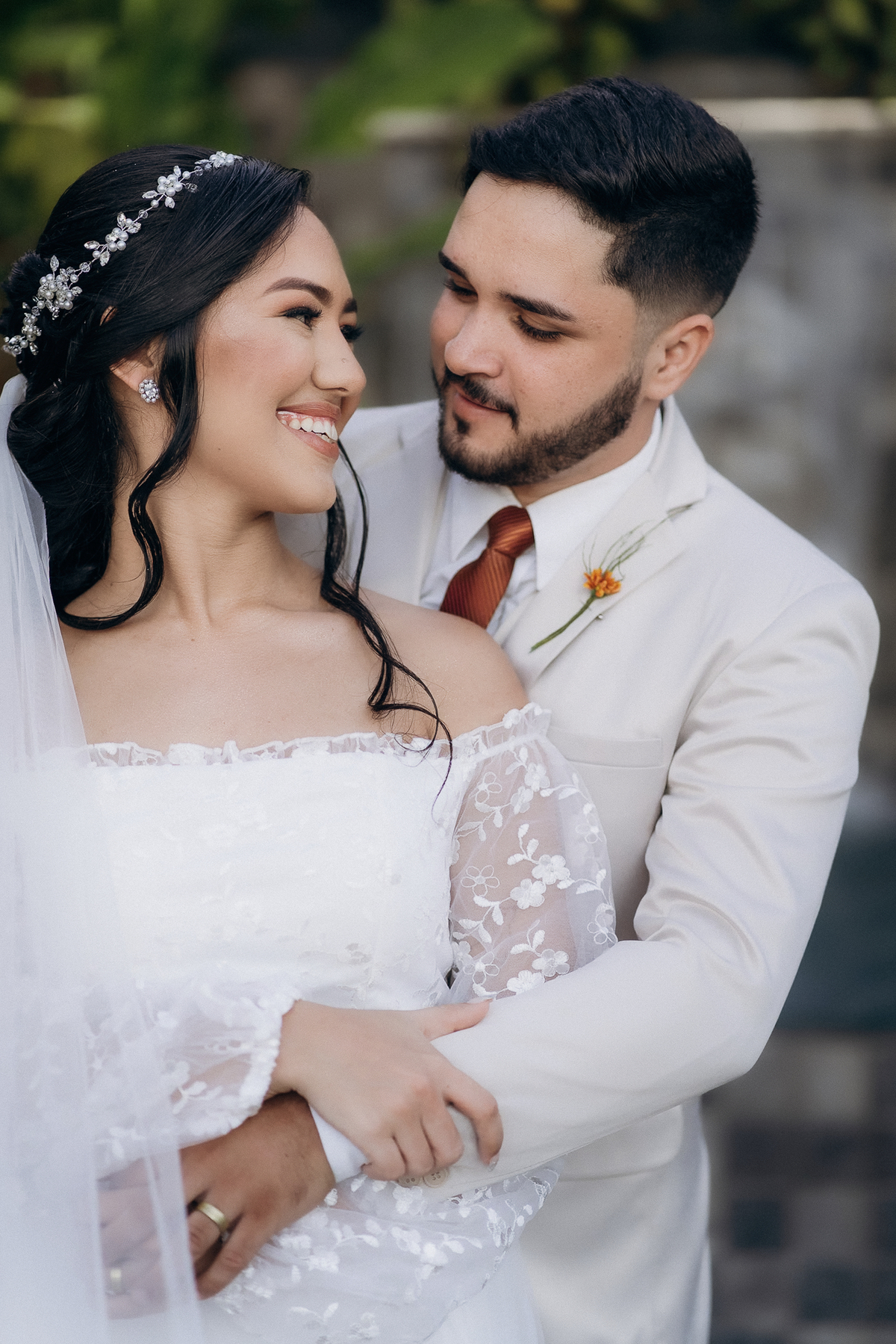 casamento de dia, porto castelo, Santa Rita, noivos emocionados, saída dos noivos, retrato de noivos
