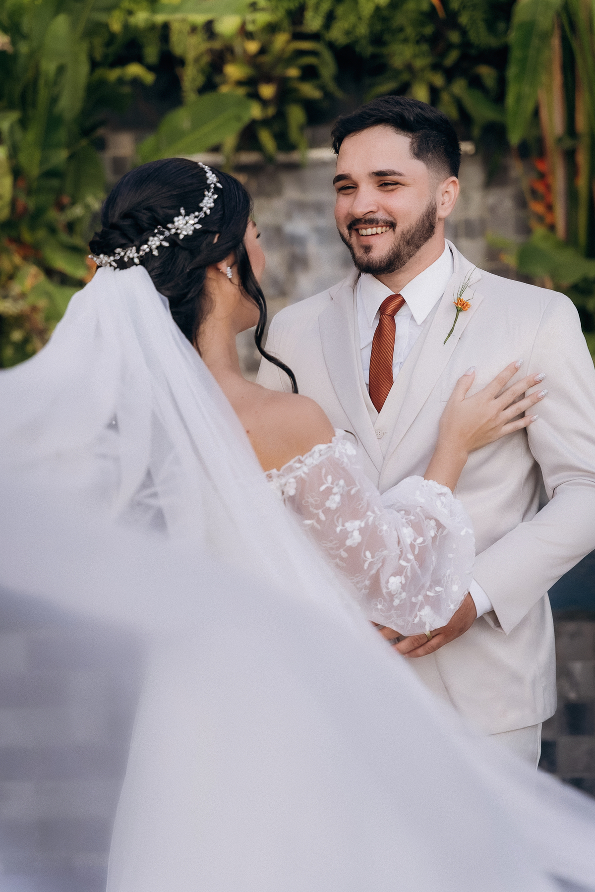 casamento de dia, porto castelo, Santa Rita, noivos emocionados, saída dos noivos, retrato de noivos