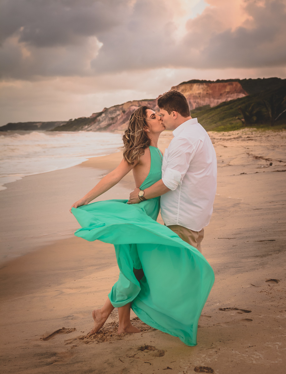 ensaio pré casamento em coqueirinho, praia de coqueirinho, fotos de pré casamento espontaneas e criativas, fotos pré casamento na praia - praia de tambaba