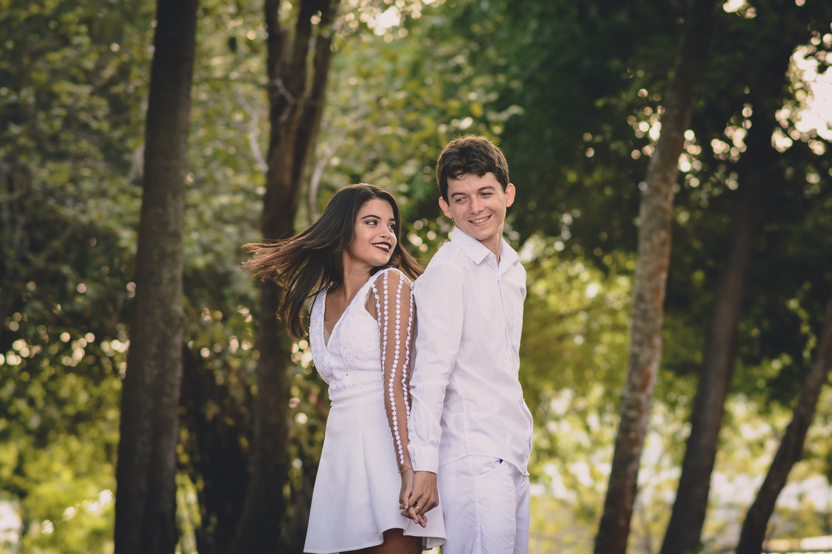Ensaio de casal no bosque dos sonhos em João Pessoa - cabo branco - estação ciências - ensaio pré casamento - pré wedding - fotografo em João Pessoa, bosque dos sonhos JP - Fotos criativas de casal - 