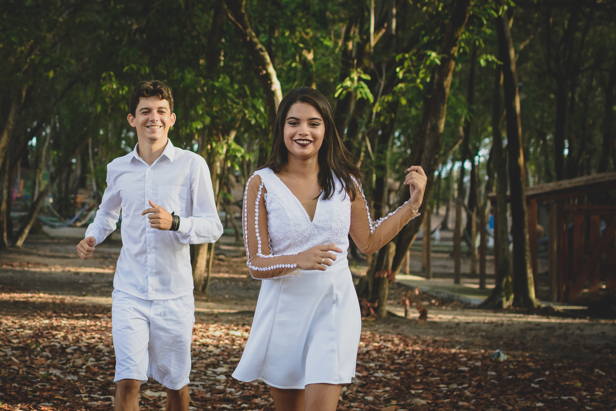 Ensaio de casal no bosque dos sonhos em João Pessoa - cabo branco - estação ciências - ensaio pré casamento - pré wedding - fotografo em João Pessoa, bosque dos sonhos JP - Fotos criativas de casal - 