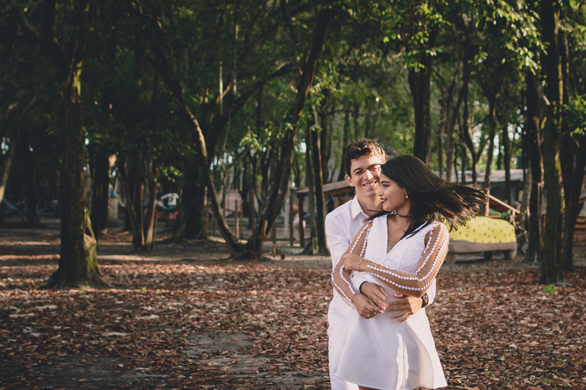 Ensaio de casal no bosque dos sonhos em João Pessoa - cabo branco - estação ciências - ensaio pré casamento - pré wedding - fotografo em João Pessoa, bosque dos sonhos JP - Fotos criativas de casal - 