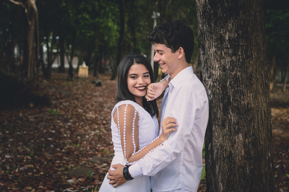 Ensaio de casal no bosque dos sonhos em João Pessoa - cabo branco - estação ciências - ensaio pré casamento - pré wedding - fotografo em João Pessoa, bosque dos sonhos JP - Fotos criativas de casal - 